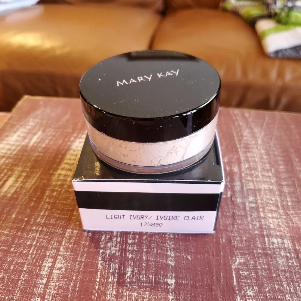 Light Ivory Silky Setting Powder Mary Kay